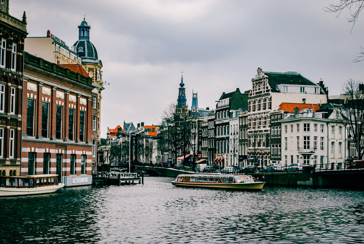 Watertransport in Nederland: De Ruggengraat van de Logistiek